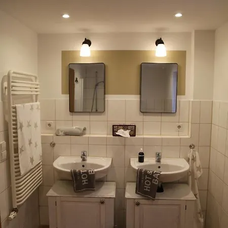 Apartment Goldener Hahn Mit Infrarot Sauna, Panorama Aussicht & Pool, Fruehstuecksservice Im
