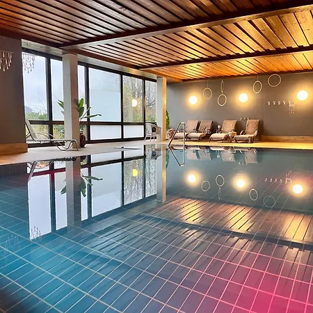 Goldener Hahn Mit Infrarot Sauna, Panorama Aussicht & Pool, Fruehstuecksservice Im 4*